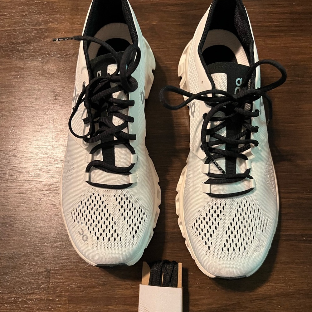 Brand new never worn Womens OnCloud Cloud X tennis shoes